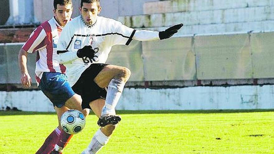 El delantero del Caudal Bruno controla el balón ante la presión del defensa del Candás Rionda.