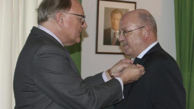 El embajador de Luxemburgo en España impone a Óscar Fleites la condecoración como Oficial de la Orden de la Corona de Roble del Gran Ducado, en enero de 2010.