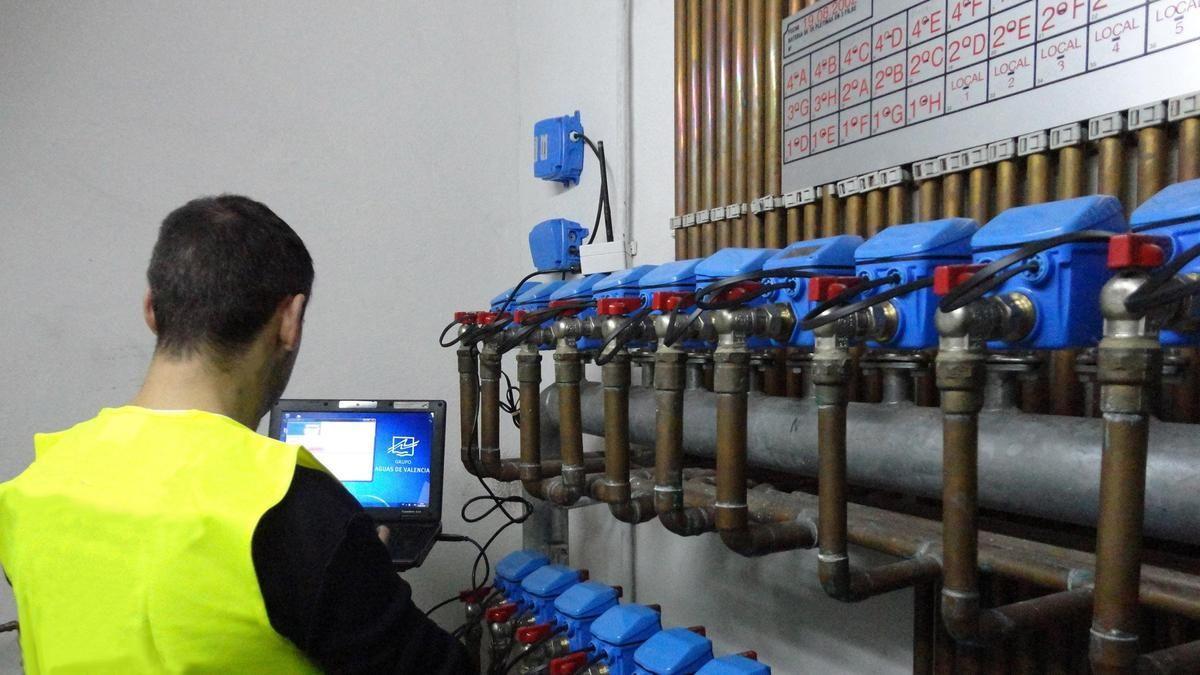 El Ayuntamiento de Elche controlará, como los particulares, su consumo al minuto con los contadores inteligentes que se instalen desde Aigües d'Elx