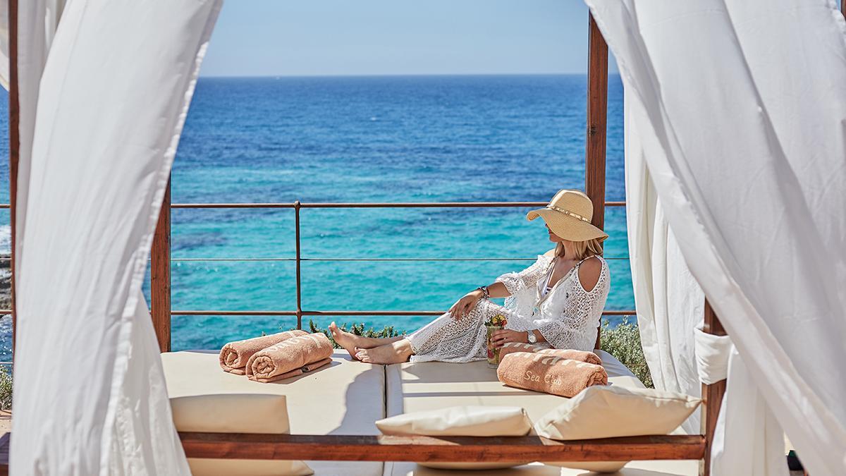 Disfruta de un día el beach club en las camas balinesas con vistas sobre el Mediterráneo