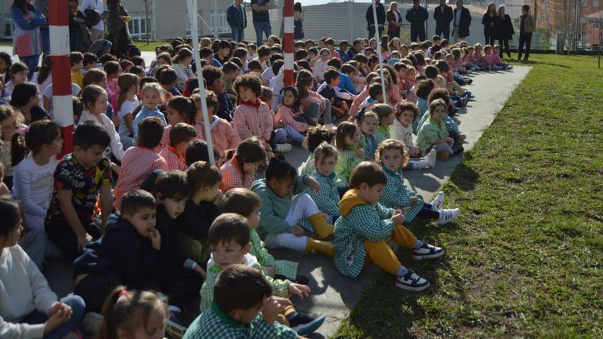 Escolares de A Florida durante el acto.