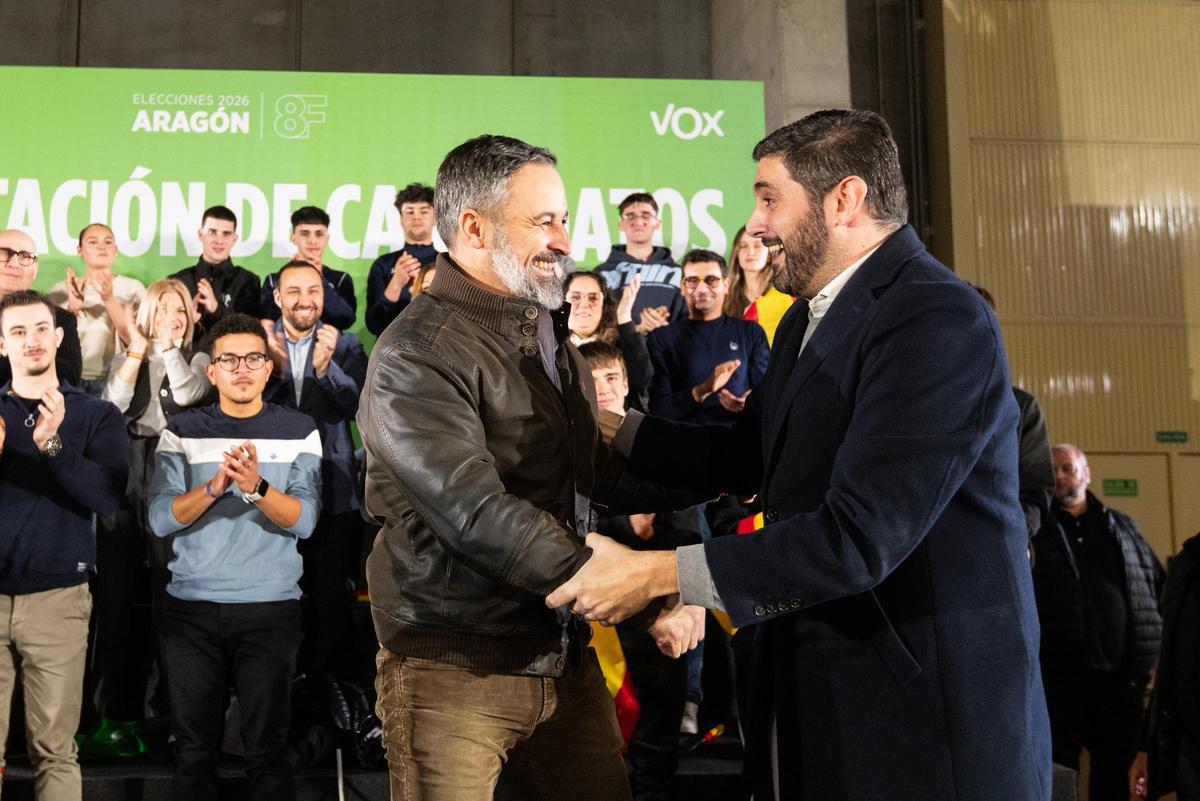 El líder de Vox, Santiago Abascal, y el candidato de la ultraderecha a la presidencia de Aragón, Alejandro Nolasco, este lunes en Teruel.