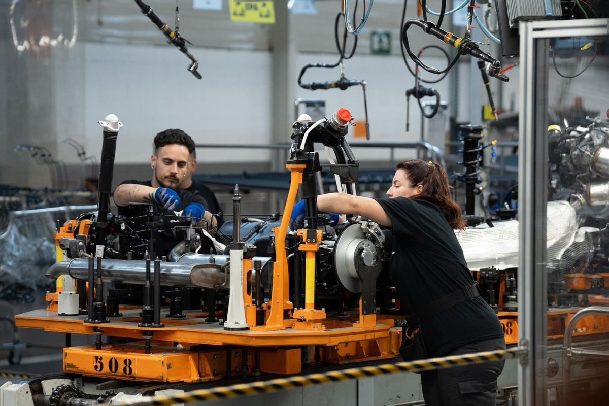 27/06/2024 Empleados trabajan en la cadena producción del nuevo modelo de Cupra Fomentor y Cupra León durante una visita guiada a la fábrica de Seat en Martorell, a 27 de junio de 2024, en Martorell, Barcelona, Catalunya (España). El motivo de la visita es observar el inicio de producción del Cupra Formentor y el Cupra León. La fábrica Seat ocupa una superficie total de más de 2.800.000 m² y en sus 15 edificios trabajan actualmente unas 12.000 personas de 70 nacionalidades. ECONOMIA David Zorrakino - Europa Press