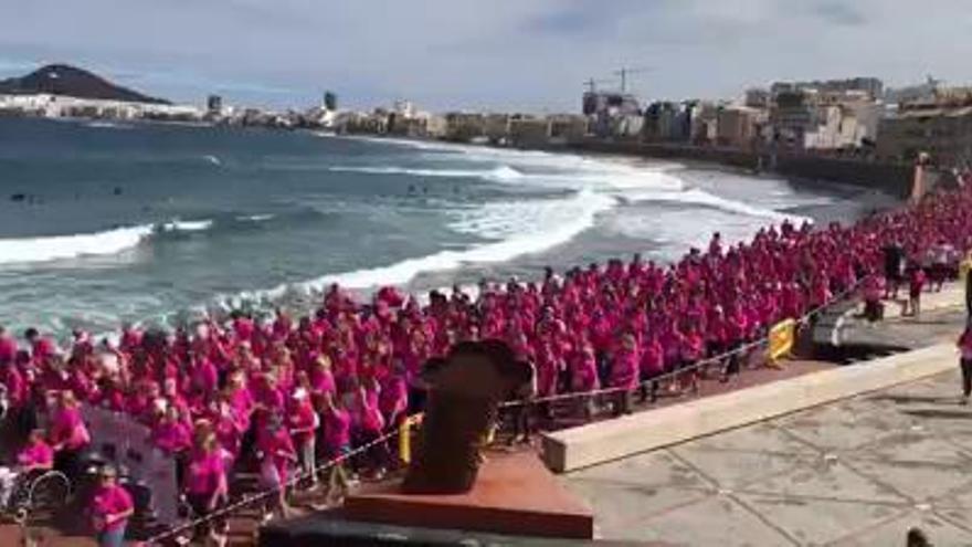 Marea rosa contra el cáncer de mama en Las Canteras