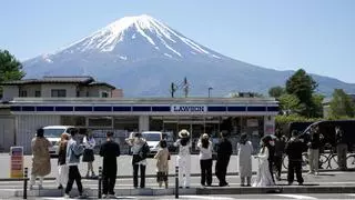 Instaladas en Japón las barreras para bloquear una popular vista del monte Fuji por el turismo masivo