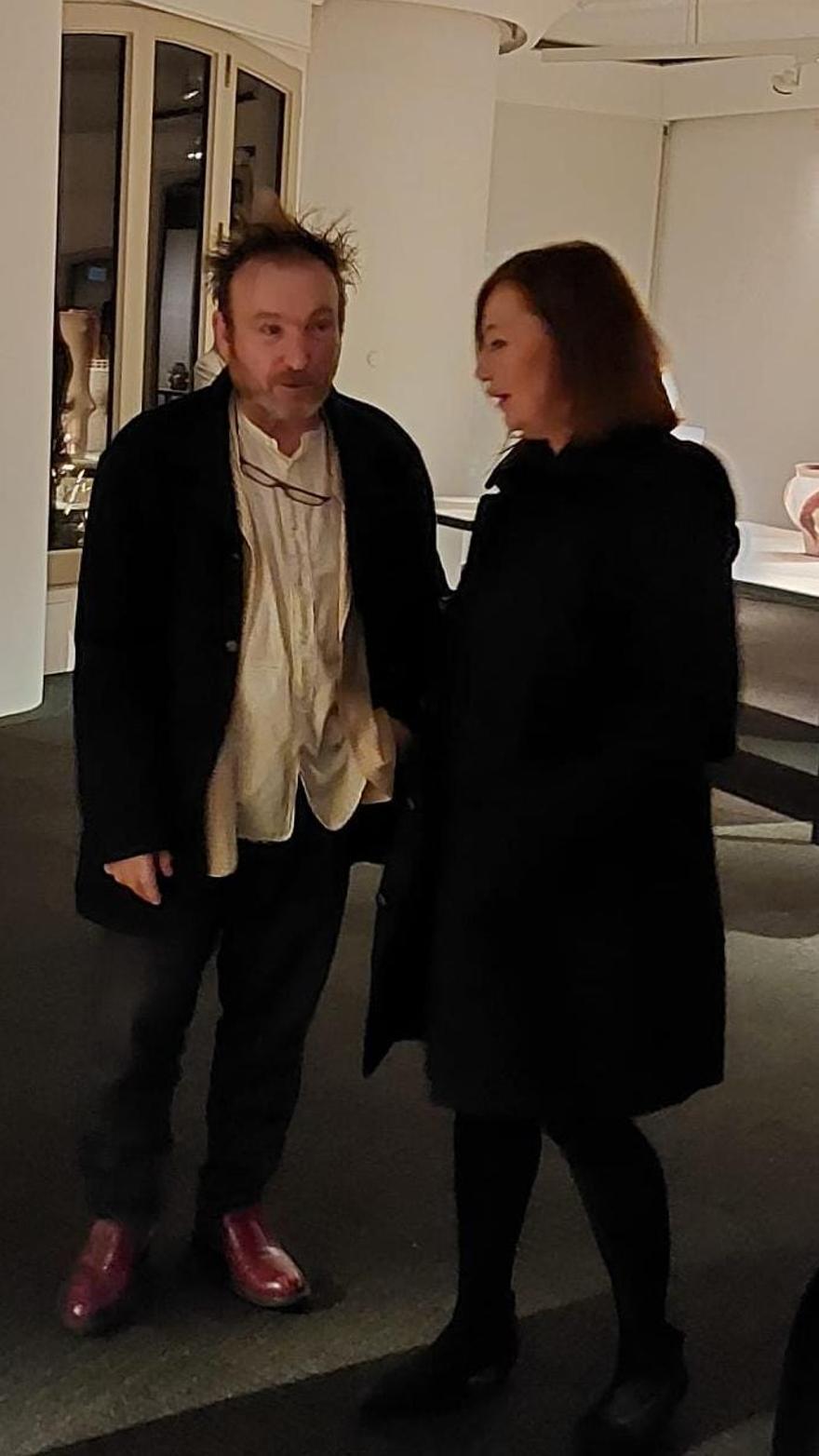 Miquel Barceló y Francina Armengol, presidenta del Congreso, en La Pedrera de Barcelona, en la exposición de cerámicas del artista de Felanitx