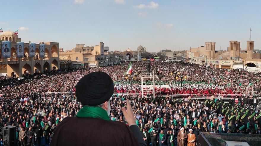 El presidente iraní, Ebrahim Raisi, habla a la multitud durante su visita a la ciudad de Yazd.