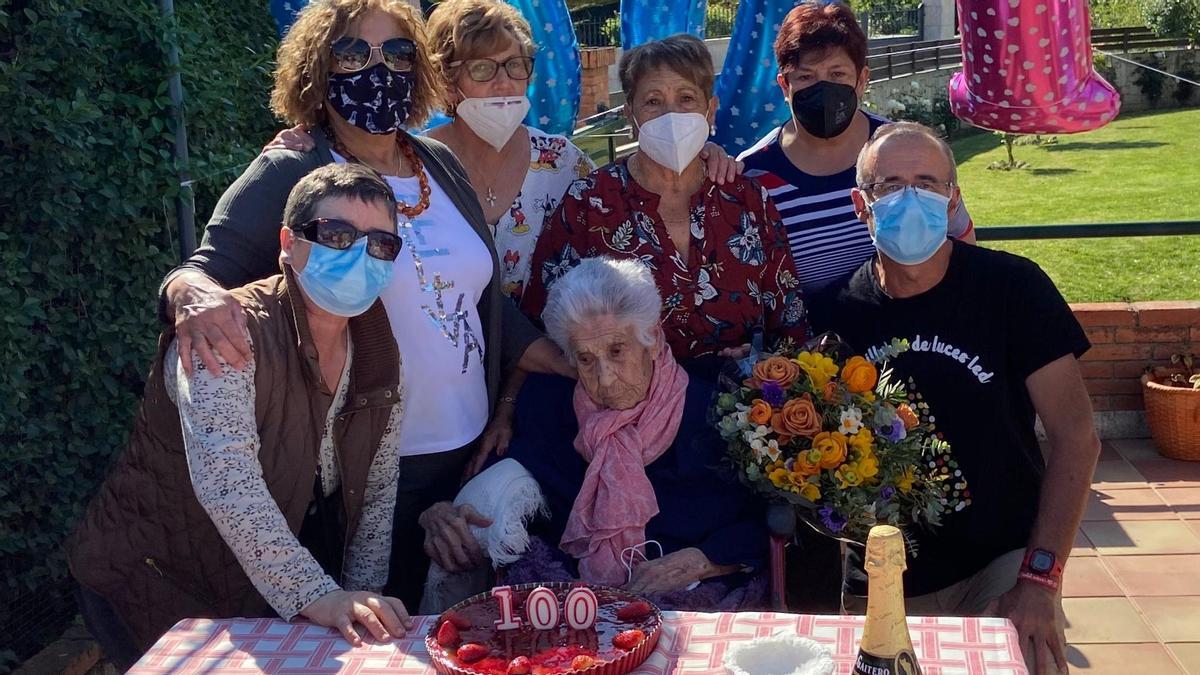 Esperanza García, con sus hijas y el alcalde, ayer.