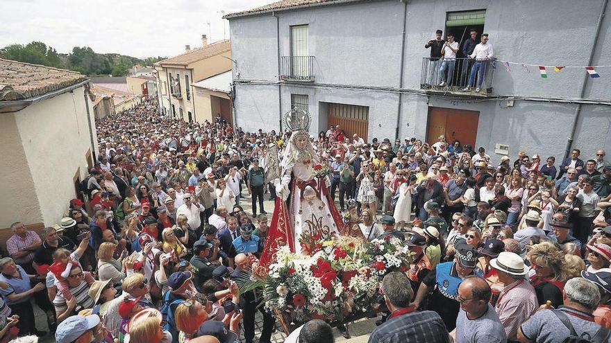 La Virgen de la Concha, rodeada de romeros, a su llegada a La Hiniesta el año pasado.