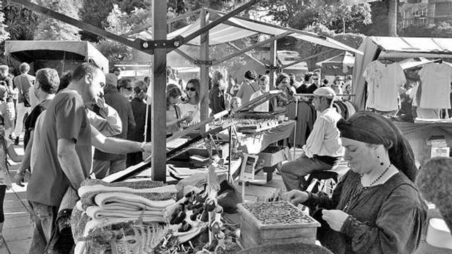 Ambiente en los puestos del mercao clariniano durante la primera jornada.