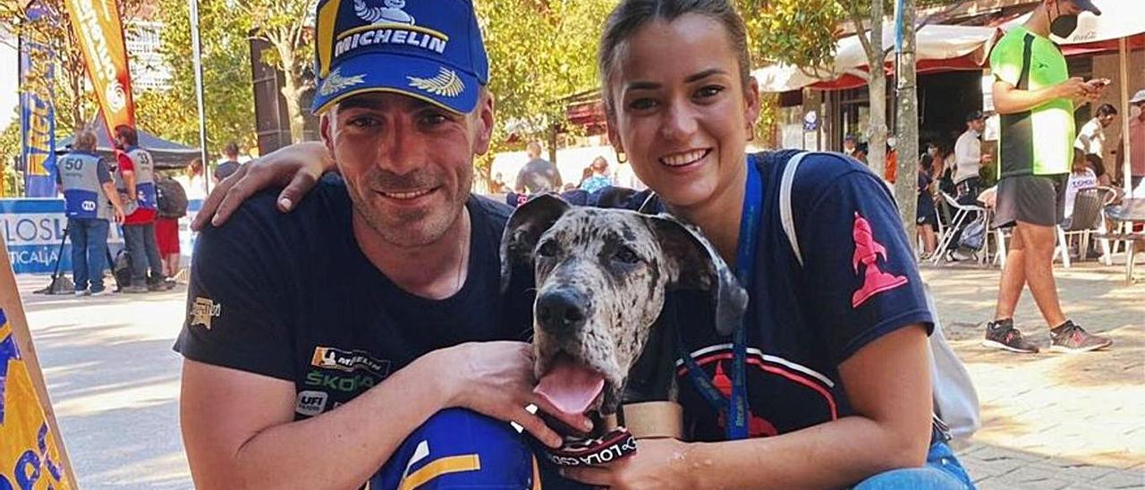 Julia Creus, con su novio, José Antonio “Cohete” Suárez, y su perro “Henri”. | LNE