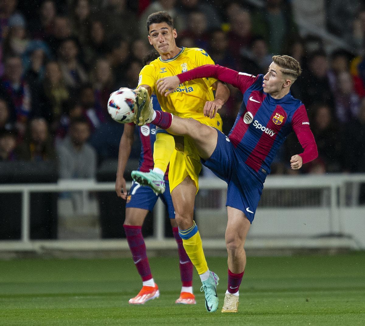 Fermín recupera un balón durante el partido de liga entre el FC Barcelona y la UD Las Palmas.