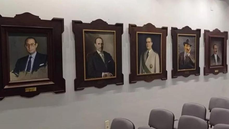 El PSOE de Requena denuncia que el PP devuelve dos retratos de ministros franquistas al salón de Plenos