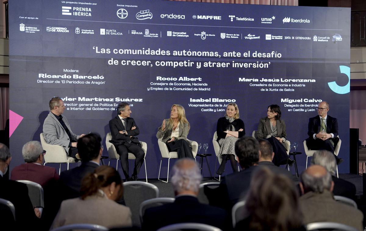 De izquierda a derecha, Ricardo Barceló, director de El Periódico de Aragón; Javier Martínez Suárez, director general de Política Económica del Gobierno de Aragón; Rocío Albert, consejera de Economía, Hacienda y Empleo de la Comunidad de Madrid; Isabel Blanco, vicepresidenta de la Junta de Castilla y León; María Jesús Lorenzana, conselleira de Economía e Industria de la Xunta de Galicia, y Miguel Calvo, delegado de Iberdrola en Castilla y León, durante la mesa ‘Las comunidades autónomas, ante el desafío de crecer, competir y atraer inversión’