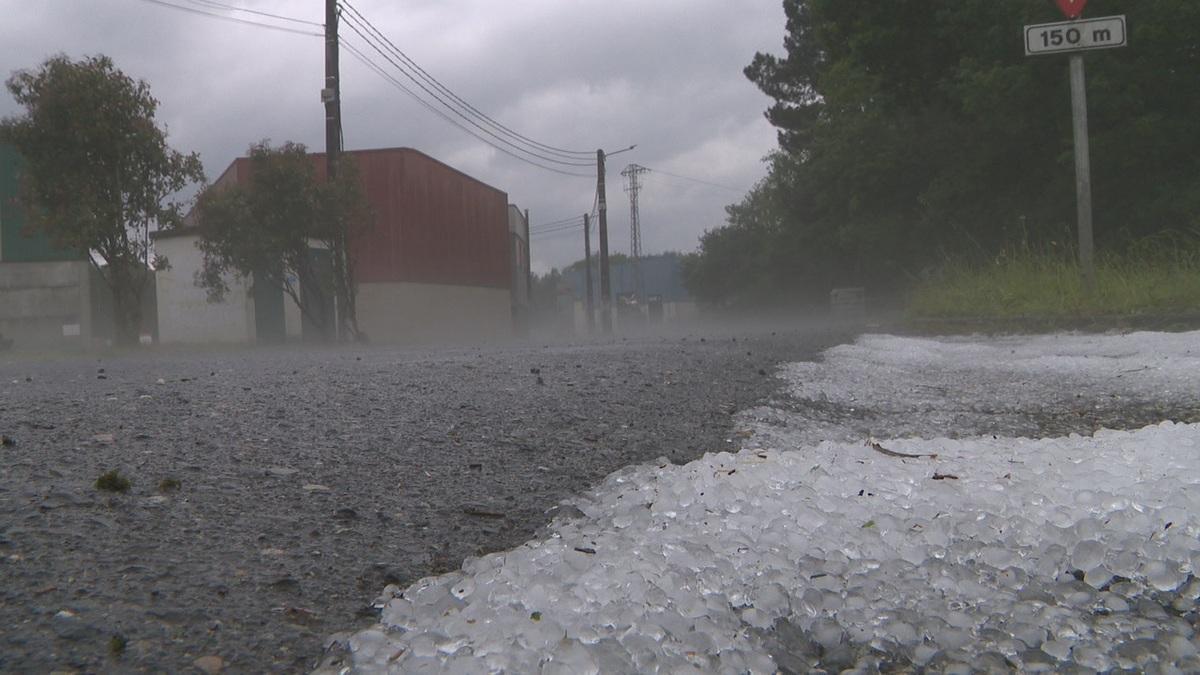 Granizo acumulado en el arcén de una calzada el interior de Galicia