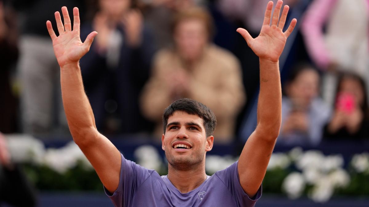 Carlos Alcaraz, durante el partido de primera ronda contra el tenista estadounidense Ethan Quinn en el Barcelona Open