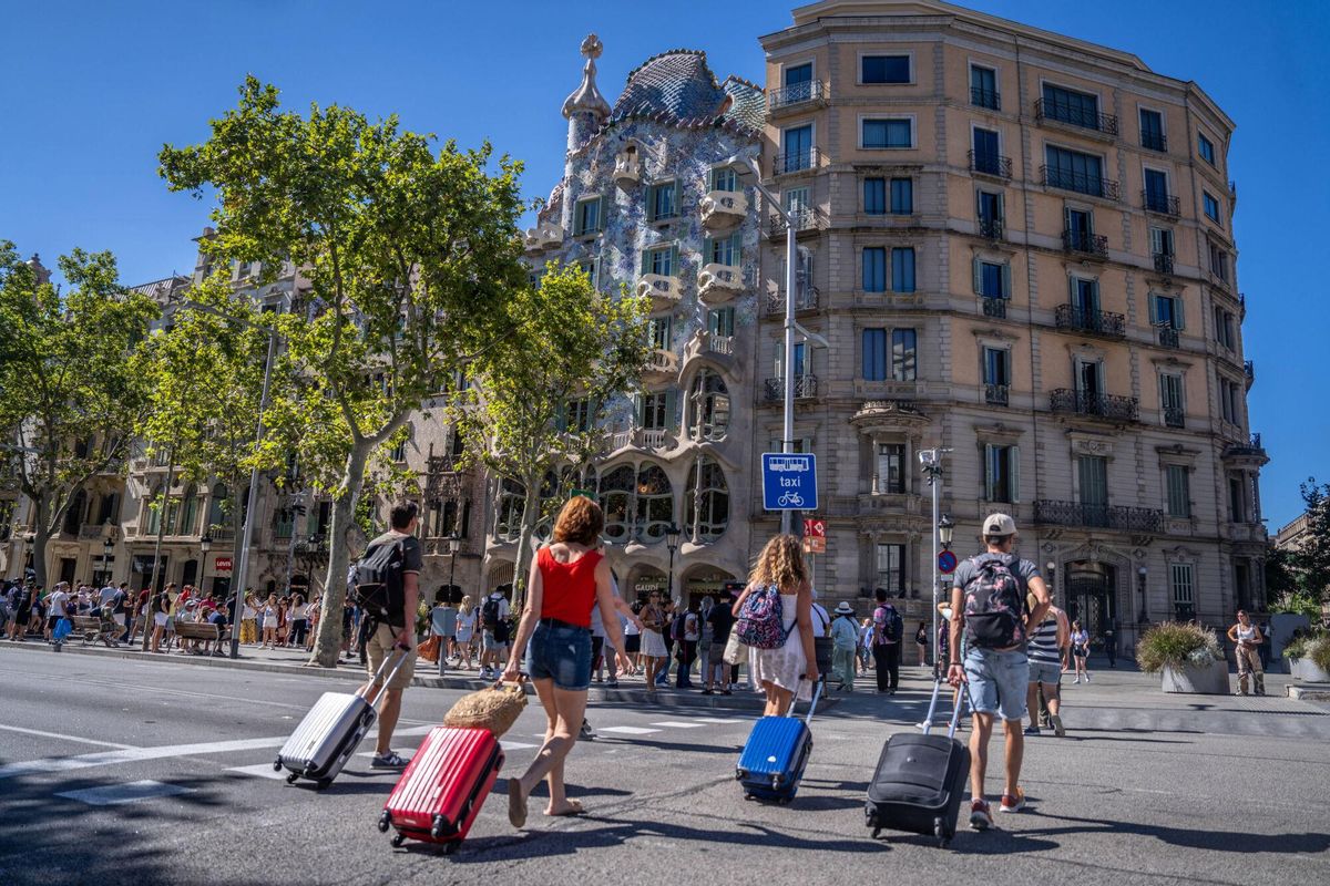 Dos de cada tres barcelonins creuen que cal frenar el turisme