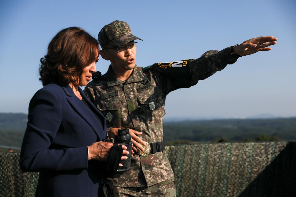 La vicepresidenta de EE. UU., Kamala Harris, se encuentra en un puesto de observación militar mientras visita la zona desmilitarizada (DMZ) que separa Corea del Norte y Corea del Sur, en Panmunjom el 29 de septiembre de 2022