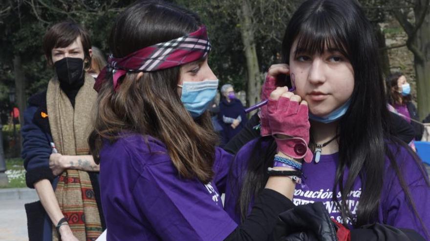 Dos jóvenes durante el acto institucional de Oviedo. | Miki López