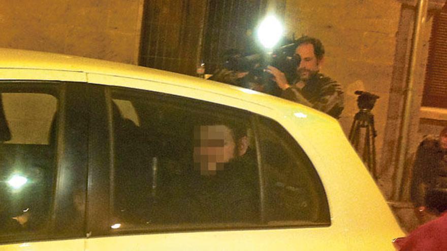 Carlos V.P., otro detenido, en un coche de la Guardia Civil.