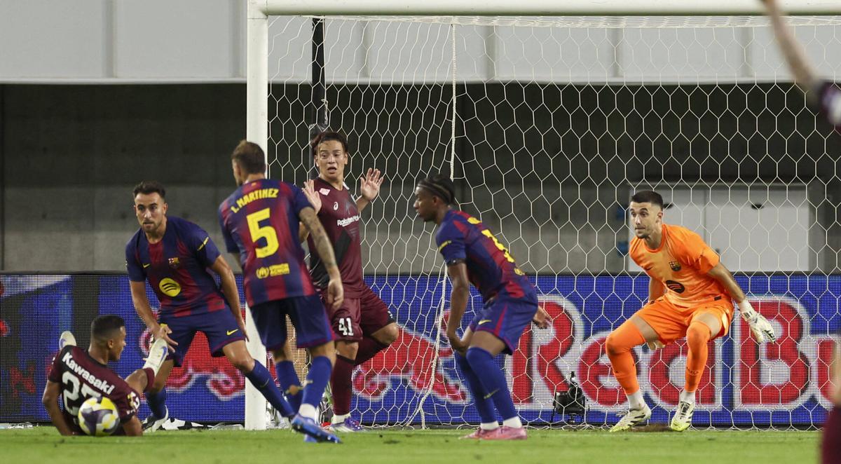 La defensa azulgrana protegiendo a Joan Garcia en el amistoso de Japón.