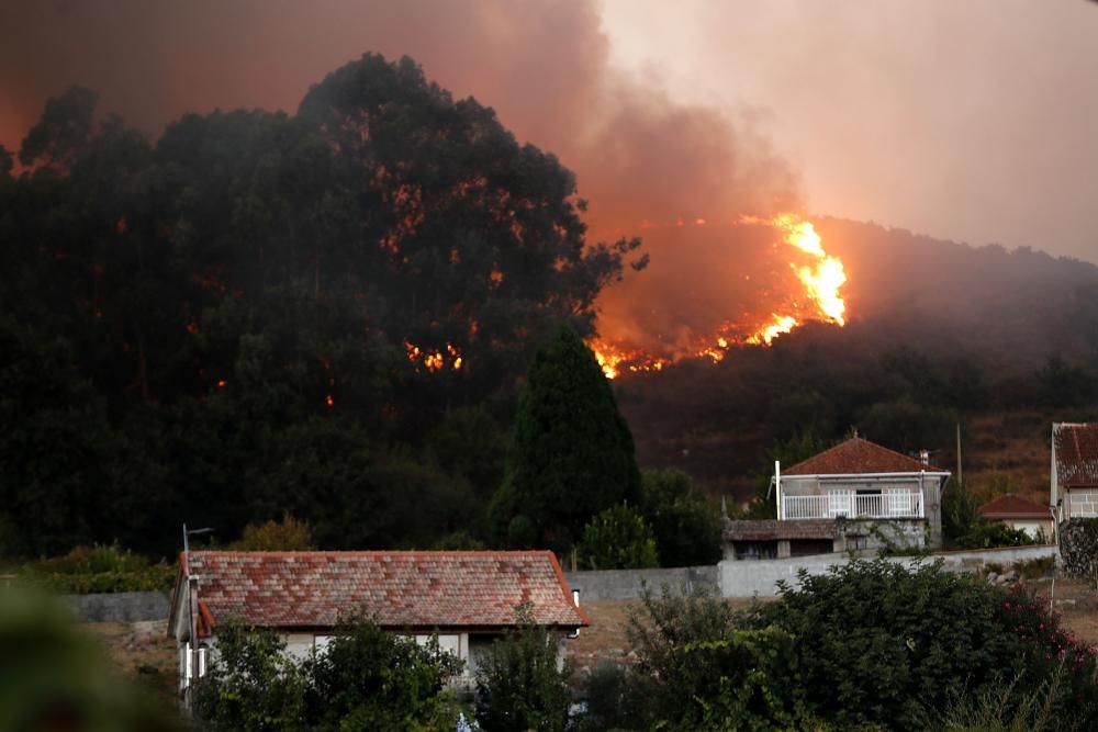 Un incendio obliga a desalojar casas en Mondariz