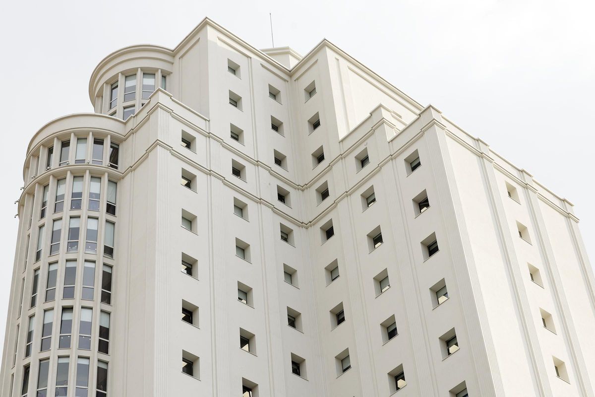 Parte de la fachada de la torre del edificio judicial de Pizarro.