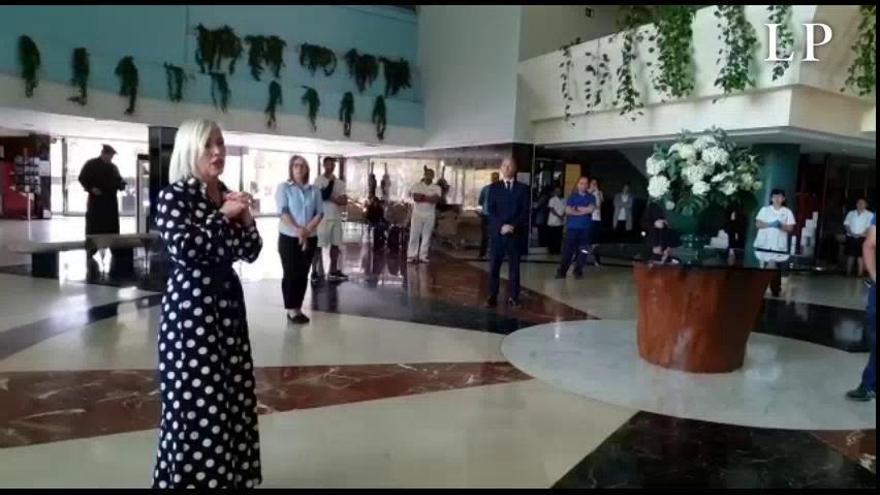 La directora del hotel Beatriz Costa Spa Hotel de Costa Teguise se despide de los trabajadores