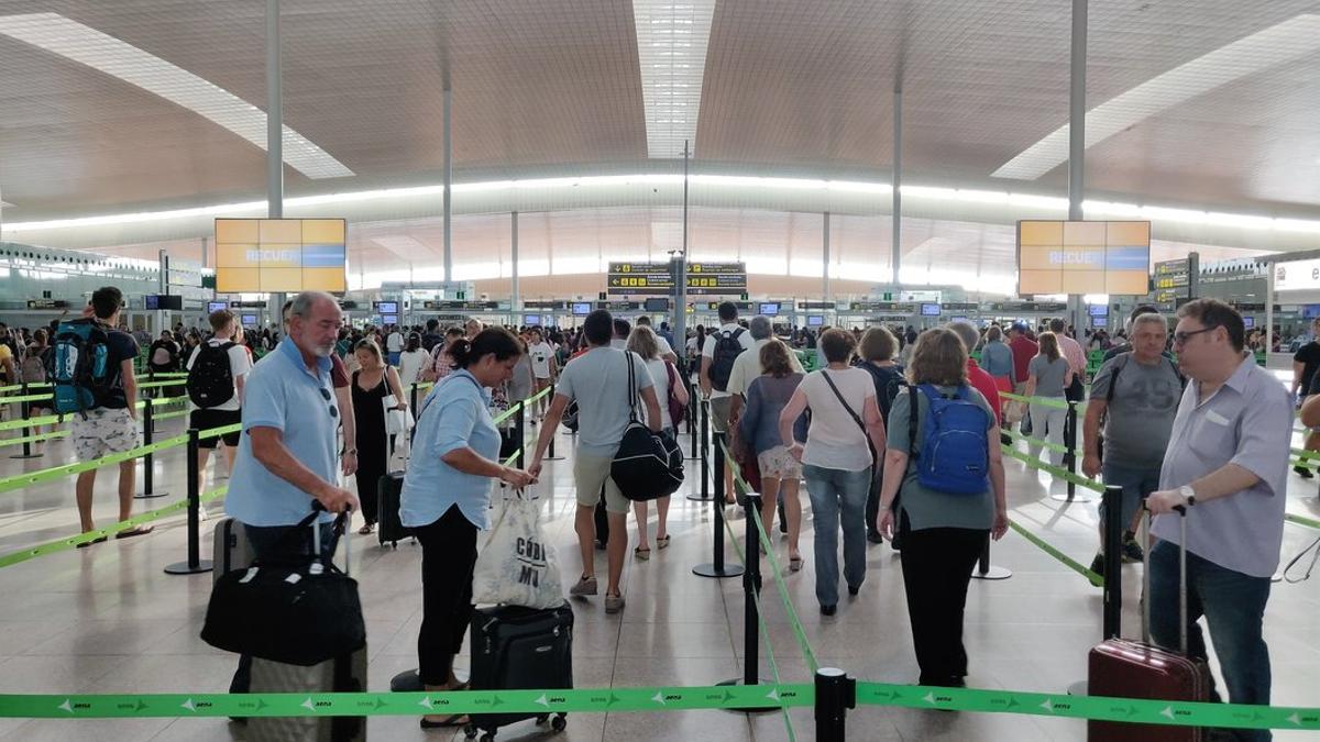 Fluidez en los controles de seguridad de la T-1 en el aeropuerto de Barcelona, este sábado.