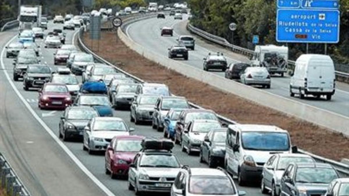 Retención de tráfico en la autopista AP-7 en Girona durante un puentes festivo.