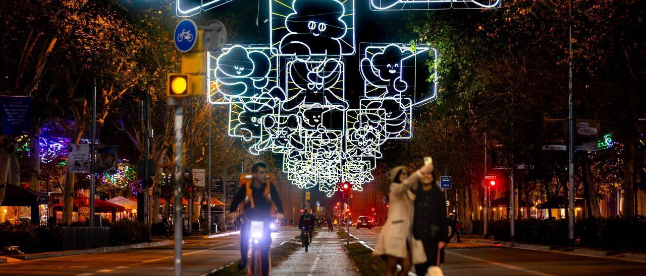 Barcelona ilumina la Navidad. En la imagen, encendido de luces en el paseo de Sant Joan de Barcelona.