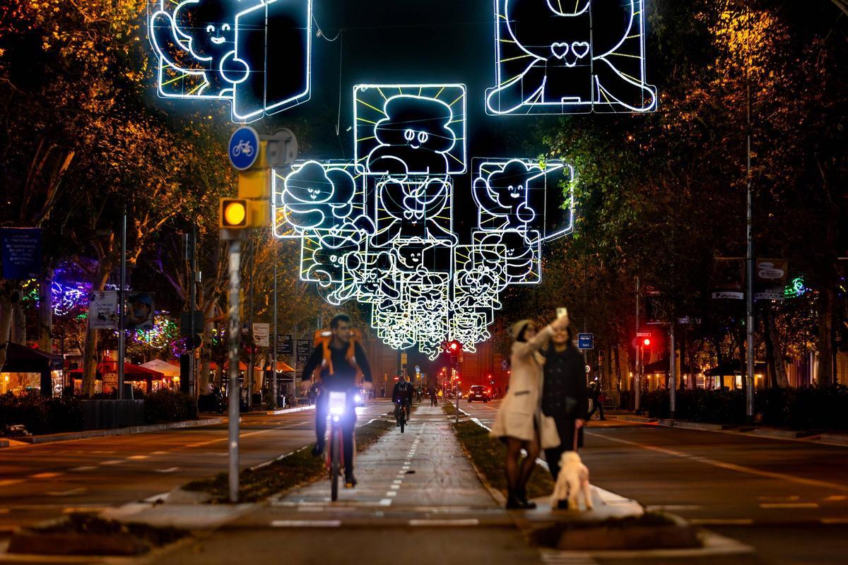Barcelona ilumina la Navidad. En la imagen, encendido de luces en el paseo de Sant Joan de Barcelona.