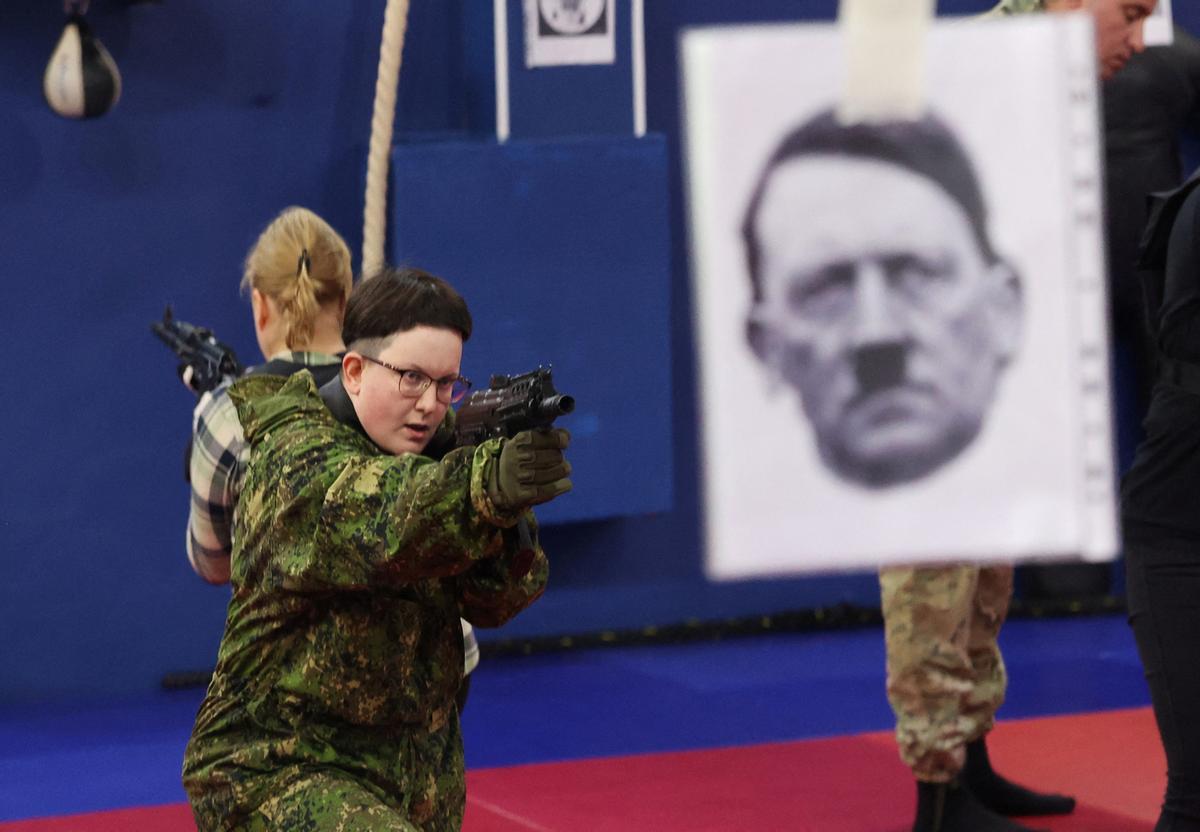 Ciudadanos de Moscú participan en un entrenamiento militar en el club militar-patriótico Yaropolk en Krasnogorsk