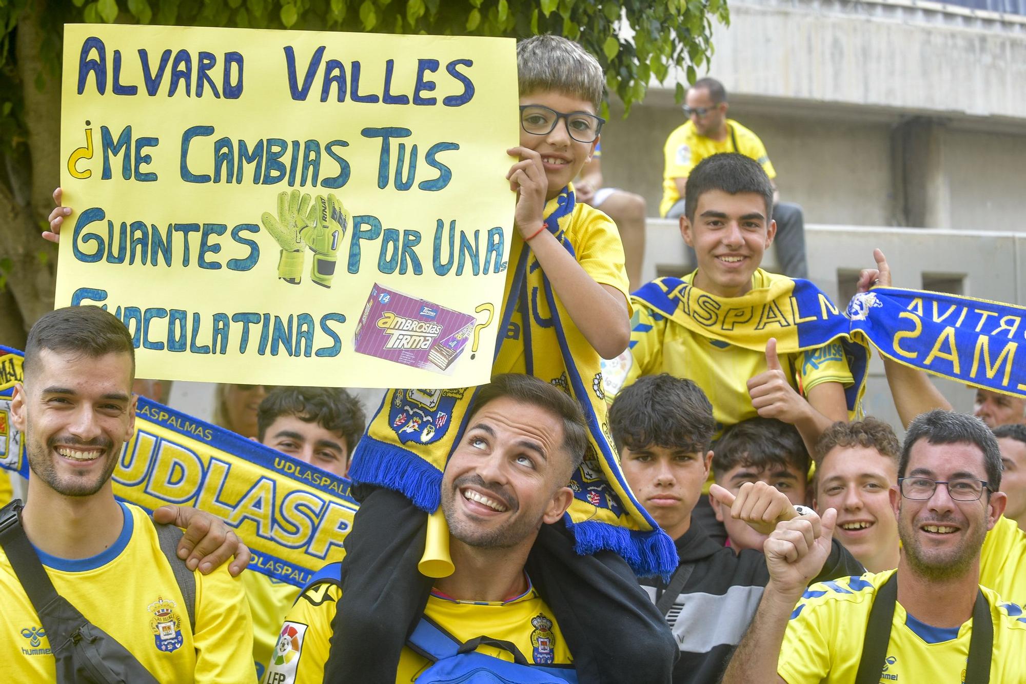 La afición recibe a la guagua de la UD Las Palmas en Fondos de Segura