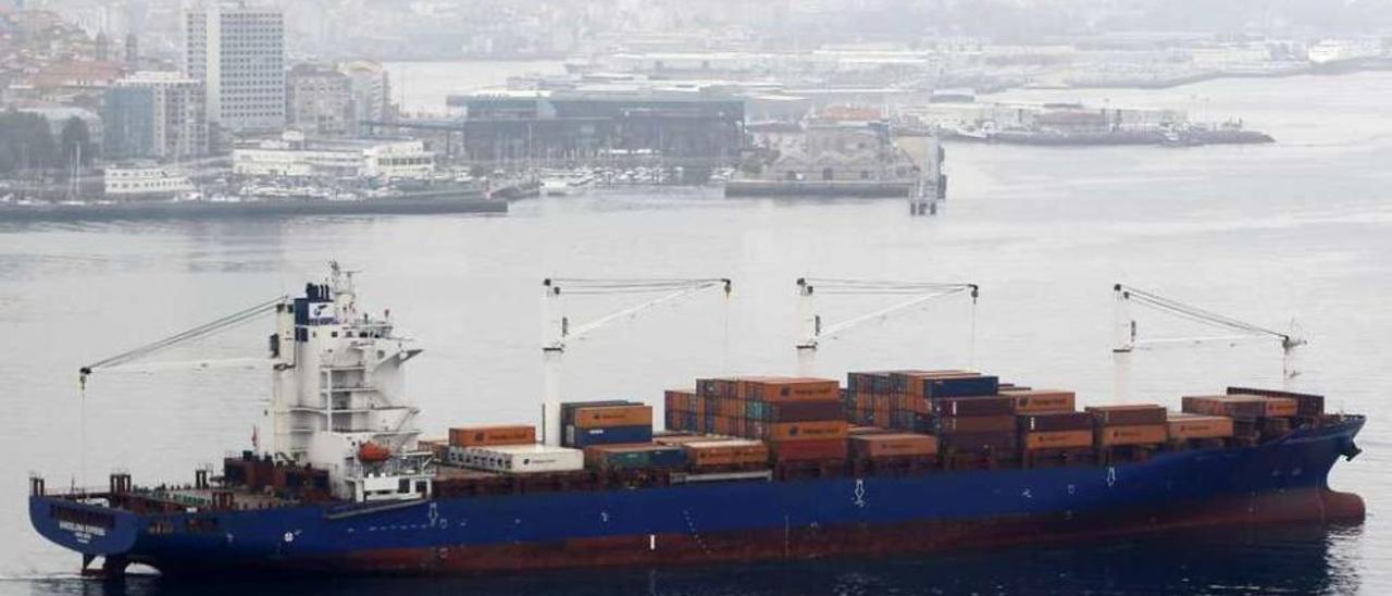 El buque de Hapag-Lloyd, &quot;Barcelona Express&quot; tras zarpar ayer de la terminal de contenedores. // R. Grobas