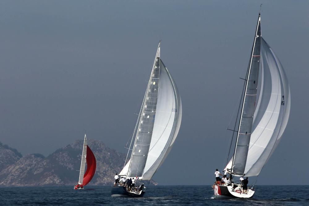 Inicio del Trofeo Príncipe de Asturias en Baiona - Arroutado, Movistar y Bunda ganaron la regata costera. Juan Carlos I navegará desde hoy en el Gallant