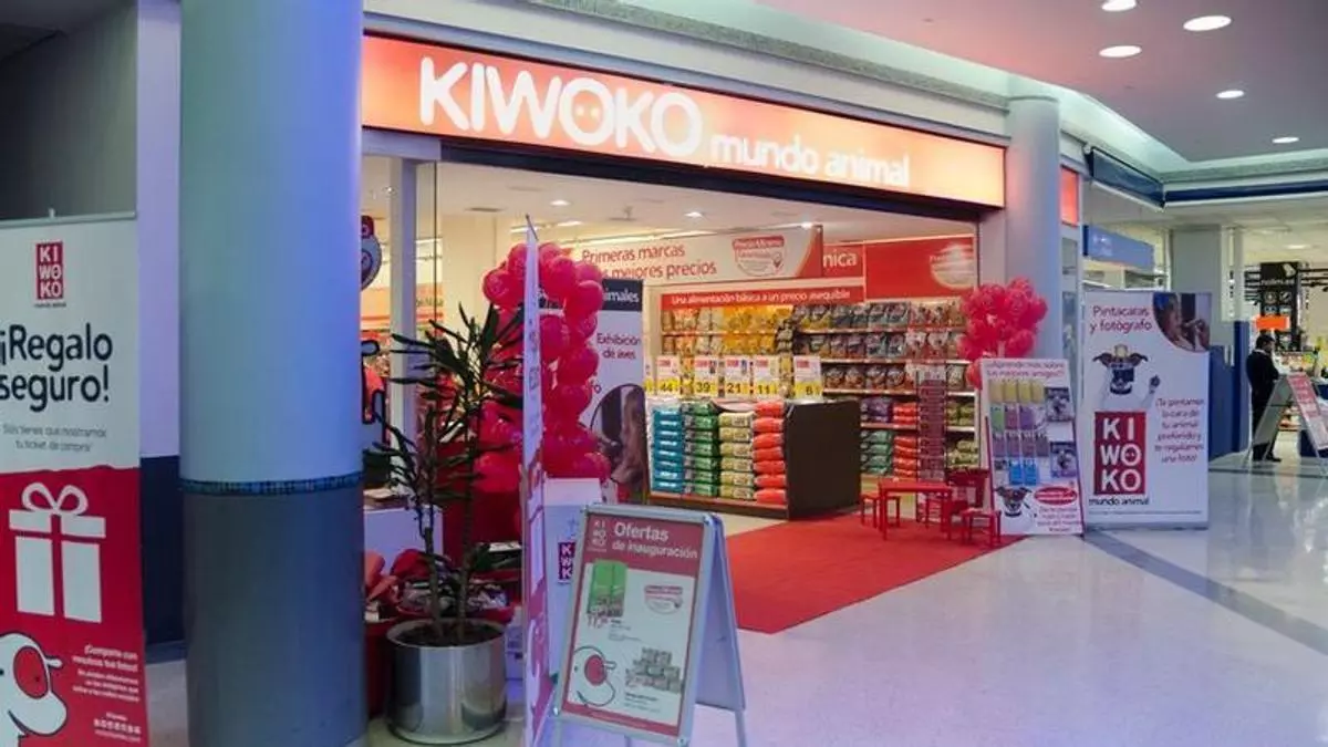 Baja la verja de una tienda del centro comercial Gran Vía de Vigo ante la sorpresa de clientes... y de los propios empleados