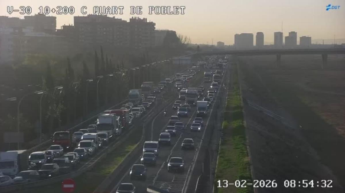 Imagen de los atascos en la V-30, a la altura de Mislata, a primera hora de la mañana de hoy viernes.