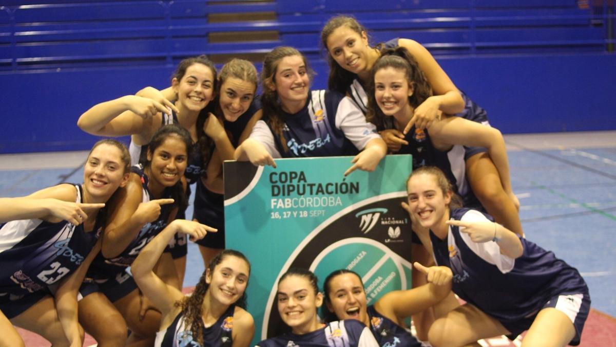 El Adeba celebra la victoria en un partido de la Copa Diputación de baloncesto.