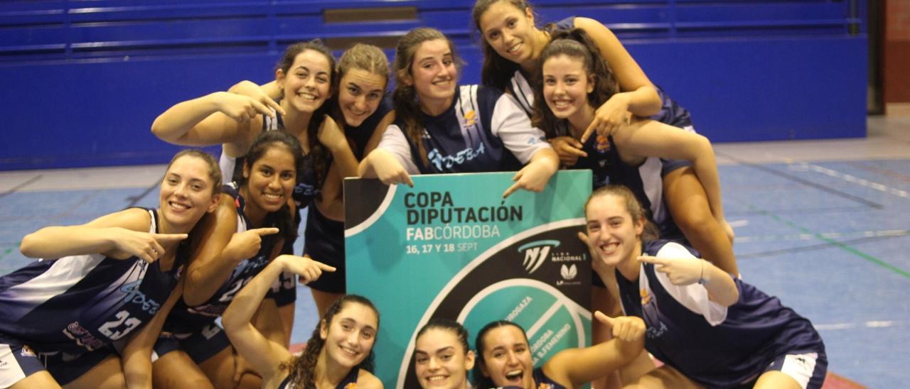 El Adeba celebra la victoria en un partido de la Copa Diputación de baloncesto.