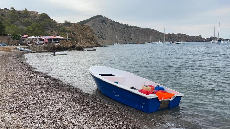 La embarcación en la que han viajado los 13 migrantes llegados a es Xarco, en Ibiza.