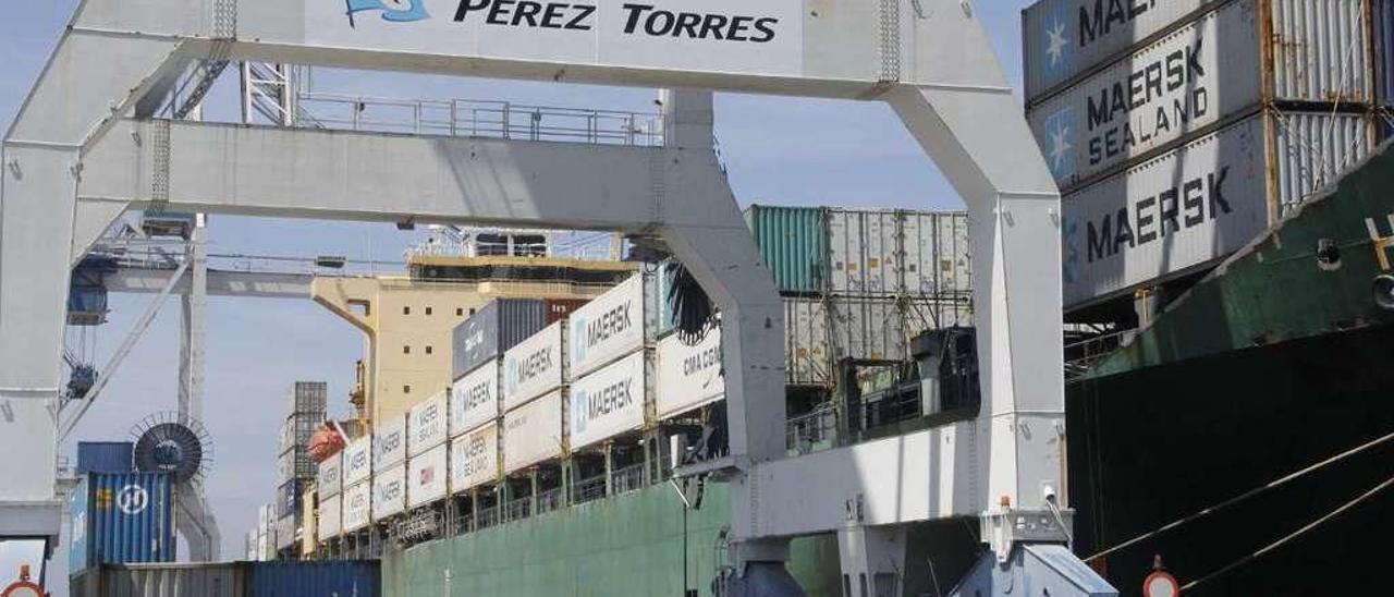 Un buque de Maersk descarga en el Puerto de Marín. // Santos Álvarez