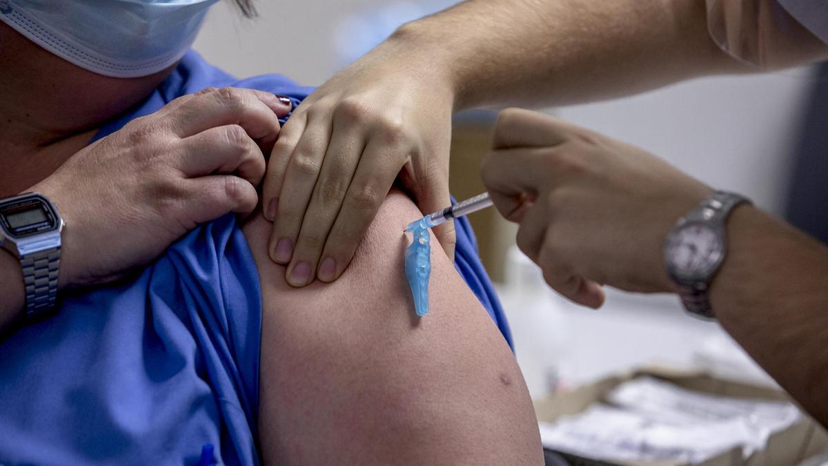 Arranca la vacunación de sanitarios que trabajan en 'primera línea covid'