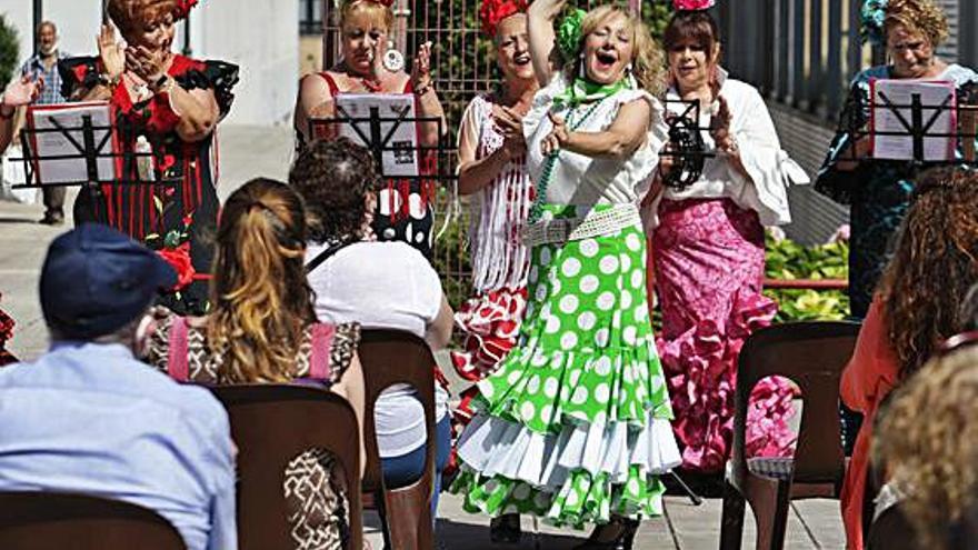 El Coro Rociero del Principado de Asturias, en la plaza de San Nicolás. | Juan Plaza