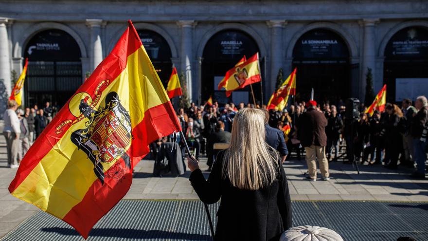 Varias personas, con banderas de España con el águila de San Juan, asisten a un acto organizado por el Movimiento Católico español (MCE)  en memoria de Francisco Franco y José Antonio Primo de Rivera a 20 de noviembre de 2022, en Madrid (España)