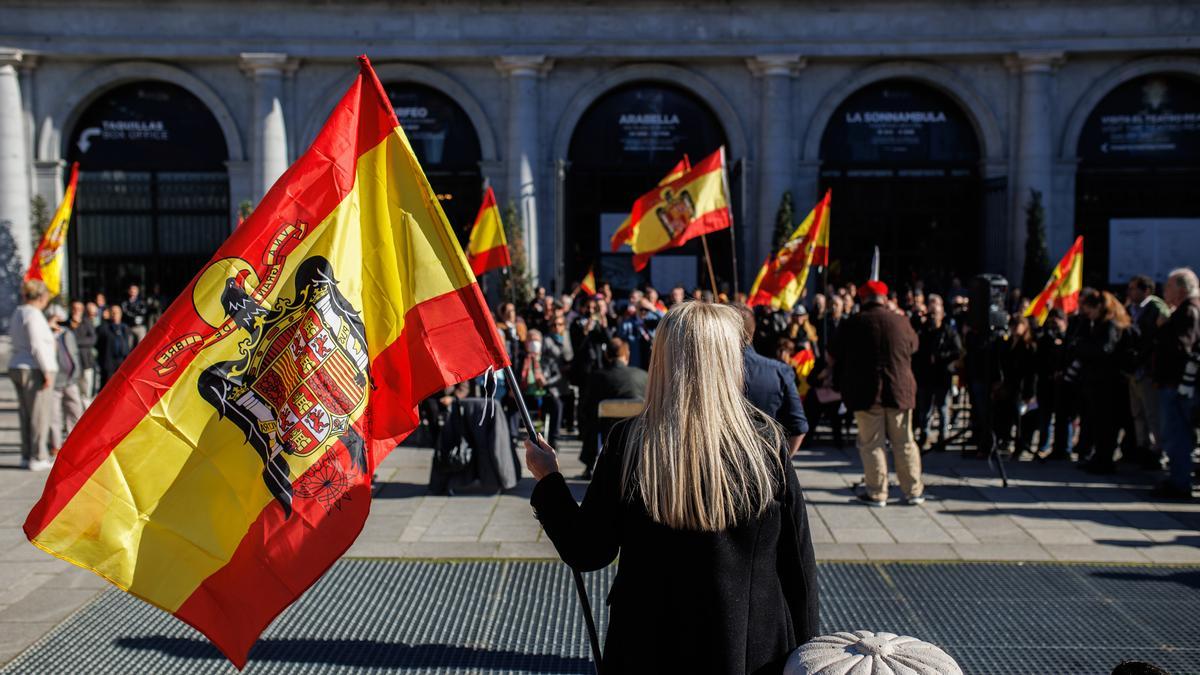 Varias personas, con banderas de España con el águila de San Juan, asisten a un acto organizado por el Movimiento Católico español (MCE)  en memoria de Francisco Franco y José Antonio Primo de Rivera a 20 de noviembre de 2022, en Madrid (España)