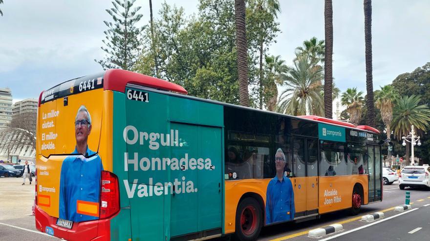 Ribó hace campaña en los autobuses de la EMT