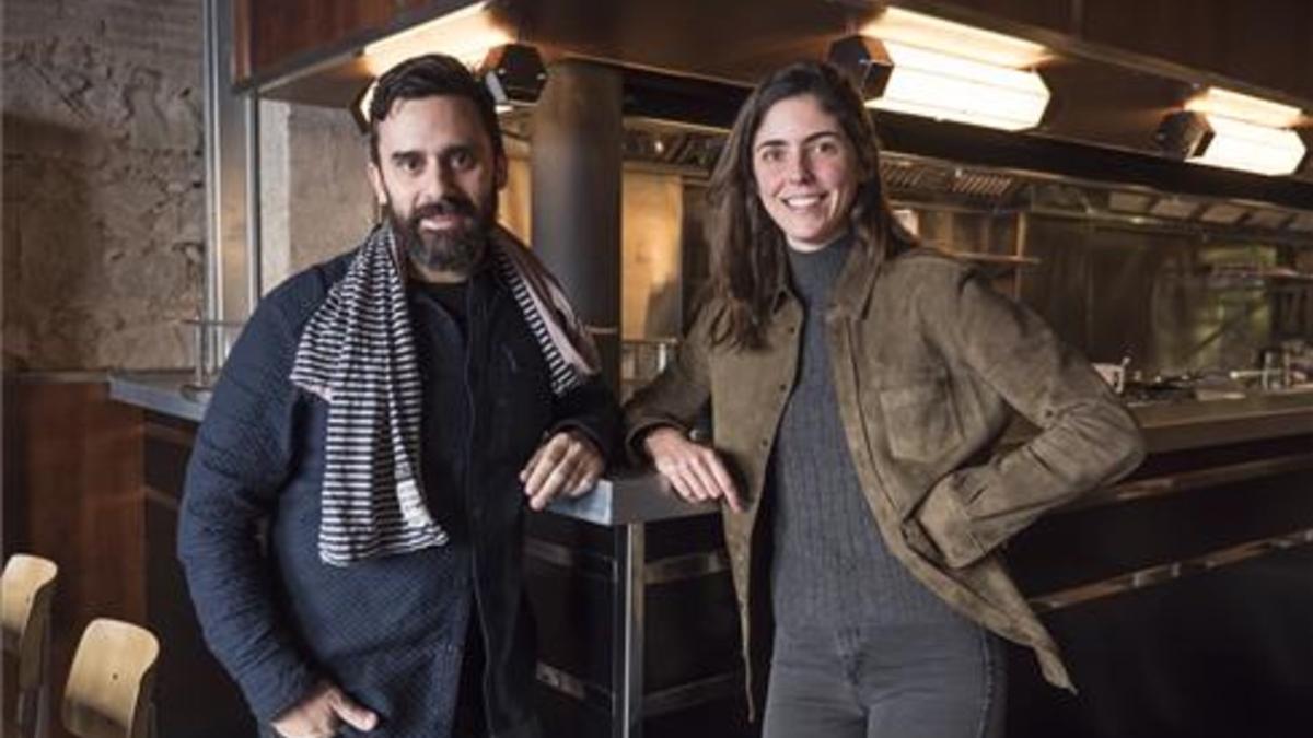 Estanis Carenzo e Inés Miro-Sans, en el comedor de Têt, en los bajos de Casa Bonay. Foto: Ricard Fadrique