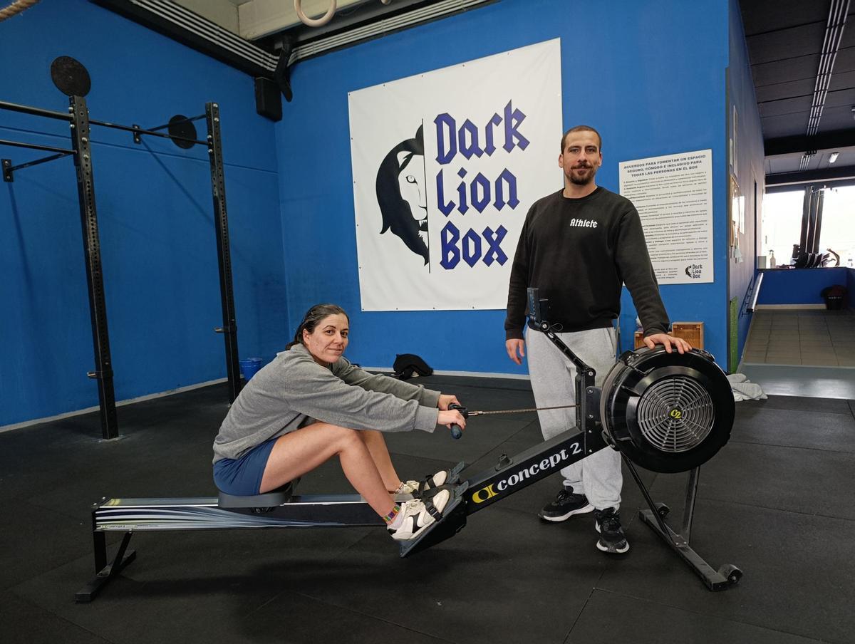 Por la izquierda, Dacler Temprana, con una de las máquinas de remo, y Eladio Domínguez.