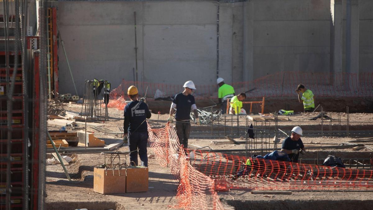 Los trabajos de inicio de las obras del hotel en Sagunt.